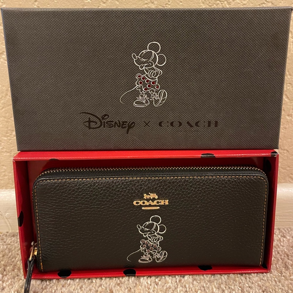 Coach X Disney zip up wallet🖤